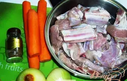 Моем  ребрышки, чистим овощи