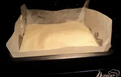 Снять яичную смесь с водяной бани и осторожно добавить смесь муки с разрыхлителем, осторожно перемешать до однородной массы. Дно и бока формы для выпечки ( 20х20см) застелить бумагой для выпечки, смазать маслом, вылить тесто, покрутить форму по часовой стрелке. Выпекать при температуре 180 градусов 15-20мин.
