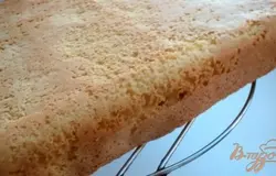Охладить, перевернув бисквит на решетку.