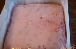 Залить бисквит 1/3 части йогурта с желатином, поставить в морозилку на 20 мин для застывания. Затем вылить остальной йогурт и поставить в холодильник на 2 часа.