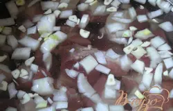 Добавить воду, томатную пасту, растительное масло и винный уксус. Довести до кипения.