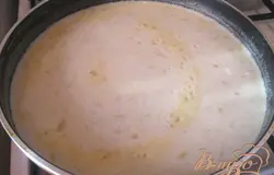 Затем рыбный бульон и сметану. Солим, перчим, если надо добавляем сахар. В общем, доводим до вкуса соус. Варим минут 10-15, пока он чуть-чуть не загустеет.