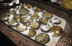 Посыпаем сыром Фетта.