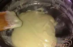 Поставить кастрюлю со сгущенкой на минимальный огонь и варить, постоянно помешивая деревянной лопаткой 20-35 минут (время приготовления зависит от толщины стали кастрюли и интенсивности нагрева).В процессе приготовления сгущенка будет густеть и приобретет легкий карамельный оттенок.Готовая вареная сгущенка (карамель) приобретает светлый карамельный цвет и становится еще более густой.Как только сняли вареную сгущенку с огня - она начинает быстро остывать и густеть (в охлажденном виде напоминает ириску).