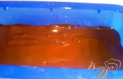 Темперировать (растопить) шоколад.В чистую сухую миску положить разломанный на кусочки шоколад (примерно 50 г шоколада поломать и отложить в сторону).Поставить миску с шоколадом на кипящую водяную баню.Нагревать шоколад на водяной бане, пока он не начнет хорошо таять Оставить миску на водяной бане, но выключить огонь.Добавить к растопленному шоколаду отложенные 50 г шоколада.Перемешивать, пока шоколад полностью не расплавится.Аккуратно снять миску с водяной бани, стараясь, чтобы ни капля воды не попала в шоколад.Вылить растопленный шоколад на корж и разровнять поверхность