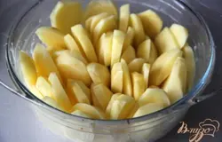 Картофель очистить и порезать тонкими кружочками. Лук нарезать кольцами.