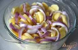 Форму смазать маслом. Уложить картофель и лук. Посолить, поперчить, посыпать прованскими травами или приправой для картофеля. Залить растопленным сливочным маслом.