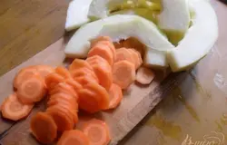 Кабачок почистить удалить семена,порезать полукольцами. Морковь почистить, нарезать тонкими кольцами.