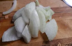Репчатый лук очистить и нарезать полукольцами. Вымытый и обсушенный помидор также нарезать полукольцами.