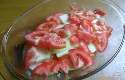Форму для выпекания смазать маслом,выложить морковь с луком,кабачок,помидор посолить,поперчить немного и поставить в духовку на 15 мин при 200С.