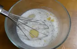 Яйца слегка взбить, добавить соль, перец.