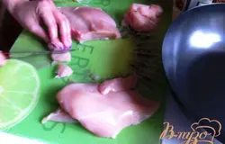 Куриное филе моем, сушим и режем небольшими полосочками, режем зеленый лук