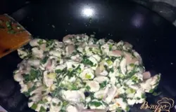 Сразу кладем курицу и слегка обжариваем