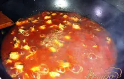 Затем добавляем помидоры, соус чили, соевый соус, карри и сахар и немного тушим минут так 10-15.