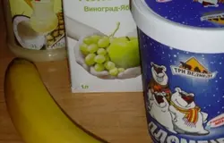 Банан очищаем, нарезаем небольшими кусочками и помещаем в блендер,