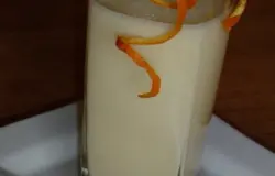 Готово! Переливаем в стакан. Украшаем цедрой мандарина.