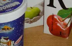 Выкладываем мороженое в блендер, добавляем соки