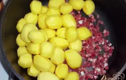 Копчёную грудинку нарезать кубиками (у меня она уже была куплена в таком виде), картофель - очистить.В подогретый казан выложить нарезанную грудинку и целый картофель, слегка подрумянит