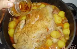 Курицу (предварительно выпотрошенную) помыть и связать ножки и крылышки.В это время на сковороде с оливковым маслом обжарить связанную курицу со всех сторон.Поместить обжаренную курицу в казан с овощами, приправить смесью перцев из мельнички, солью и полить коньяком.