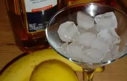Очищаем банан и нарезаем небольшими кусочками, клубнику очищаем от плодоножек, моем и отправляем в блендер,
