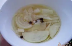 Лук очистить, нарезать полукольцами и замариновать в 2 ст.л. уксуса, душистый перец, лавровый лист, гвоздика + кипяток, чтобы покрыл лук. Оставить на 5-6 минут.