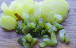 Нарезать кубиками отваренный картофель и солёные огурцы.