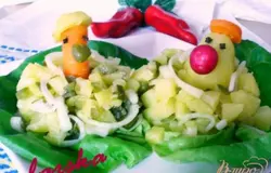 Готово! Выложить салат на зелёные листья салата. Весёлых вам посиделок!