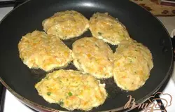Формируем котлеты и жарим.