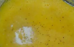 Взбиваем яйца, добавив соль,перец (по вкусу).