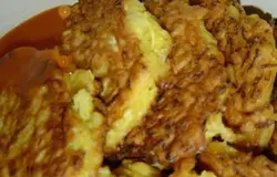 Капустники ребрышками укладываем в кастрюлю, добавляем томат,