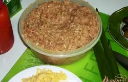 Готовим заранее пюре: чистим картофель и варим до полной готовности. Замачиваем 2 ломтика сухого чёрного хлеба, чуть-чуть отжимаем, отделяем мякоть от корочек (я добавила панировочные сухари). Яйца, перец, соль, хлеб выкладываем в фарш. Тщательно перемешиваем.