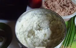 Растолочь, смешать с маслом. Добавляем яйцо в пюре, затем сливки, взбиваем в пышное пюре и по желанию, я добавила укропчик, хотя в самом рецепте его нет.