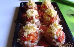 Аккуратно посыпаем тёртым сыром.Ставим в разогретую духовку и выпекаем при температуре 200 градусов около 25 минут. Это время ушло у меня на приготовление в электропечи-гриле, я поставила режим на готовку сверху и снизу