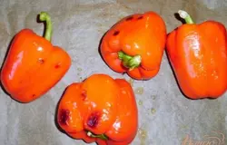 Софи Лорен предпочитает жёлтый болгарский перец, но у нас в магазине сегодня был вот такой..Перец помыть,смазать любым маслом, положить в духовку запекаться, пока кожица не начнёт лопаться.