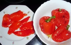 Охлаждённый перец очистить и порезать дольками по  2-3 см.