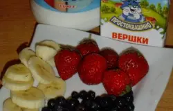 Моем клубнику и очищаем от чашелистиков, банан очищаем и нарезаем кусочками.