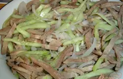 так же поступаем с языком и огурцами. Аккуратно все перемешиваем. Сметану смешиваем с майонезом, добавляем соль и перец по вкусу, и тщательно перемешиваем.