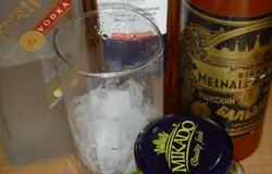Наполняем стаканы льдом на 2/3 объема,