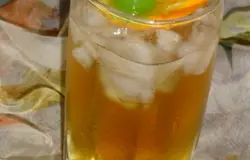 Готово! Налить в стаканы или бокалы со льдом и украшаем кусочками апельсина и коктейльной вишней.