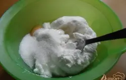 Смешать творог с сахаром, 1 яйцом, ванильным сахаром (сухофруктами поо желанию).