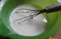 Сливки смешать с ванильным сахаром, 1 яйцом.