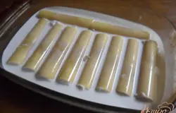 Залить соусом каннелонни так, чтобы соус их покрыл полностью.