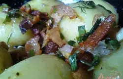 Отваренный картофель положить в сковороду к жаренке и немного потомить.