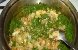 Шпинат выложить на сковороду и обжарить, пока не выпарится вся жидкость. Шпинат и лук перемешать с майонезом