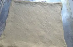 Тесто разморозить и раскатать.