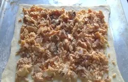 Выложите часть рыбы кусочками