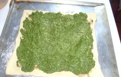 Сверху  шпинат с луком.