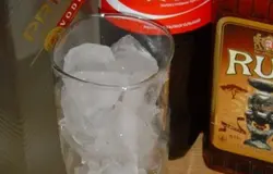 Высокий стакан наполняем льдом,