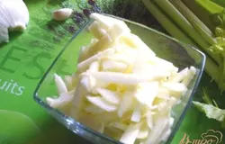 Очищаем яблоко от сердцевины и кожицы, режем соломкой и сбрызгиваем соком лайма.