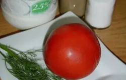 Помидор очистить от кожицы и нарезать кусочками.